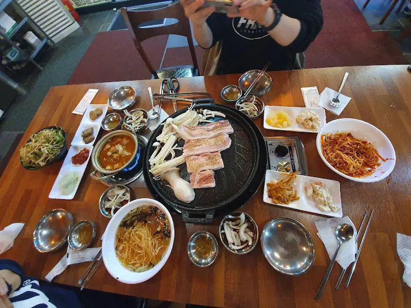 한 상 가득 차려진 모습