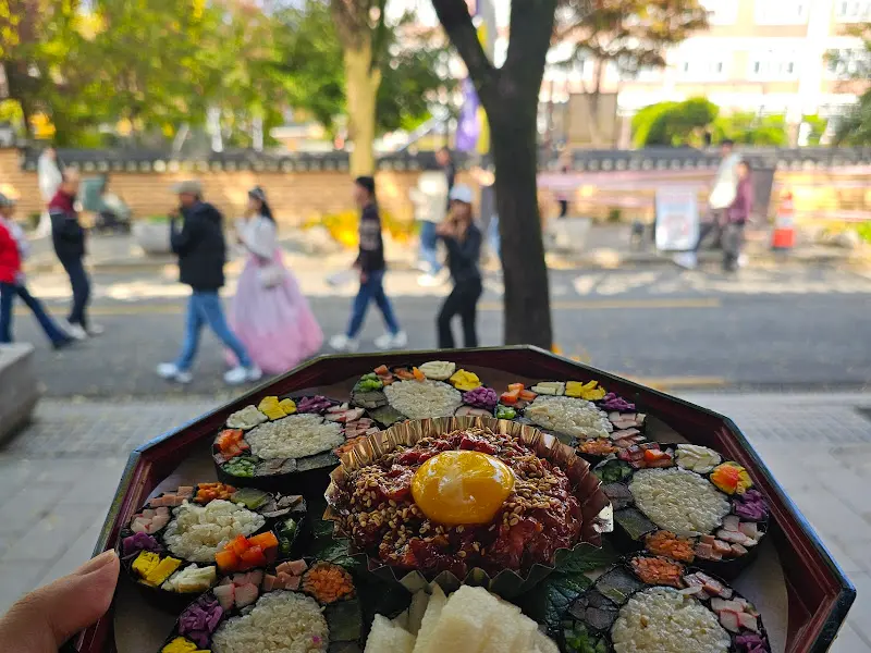 보석육회김밥을 들고