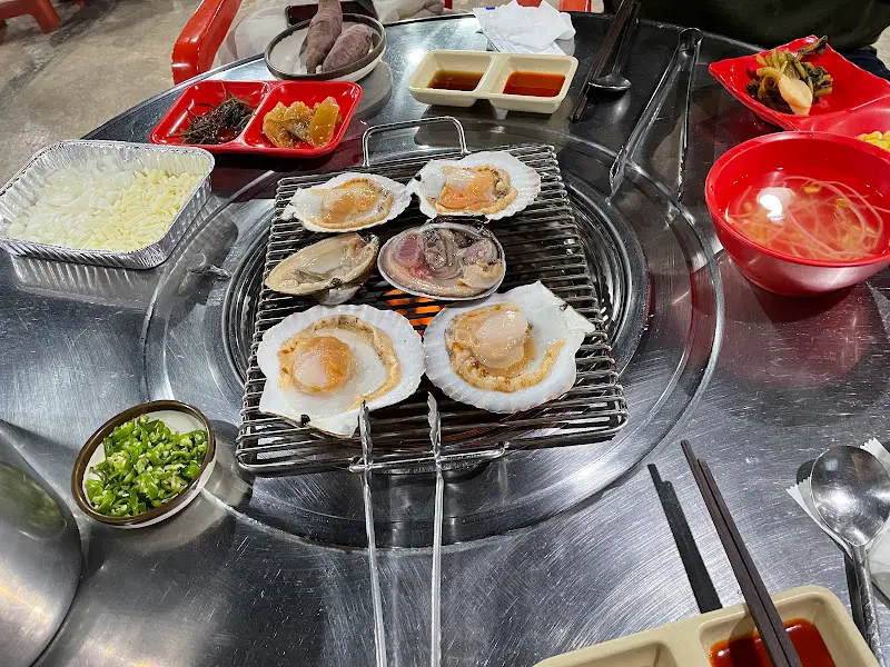 불판 위에서 익어가는 조개