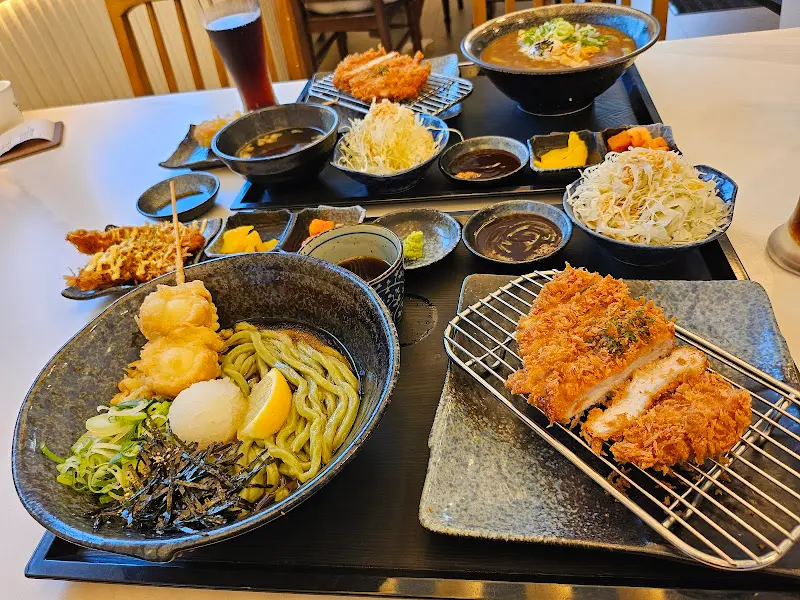 깔끔한 테이블 세팅과 편안한 분위기