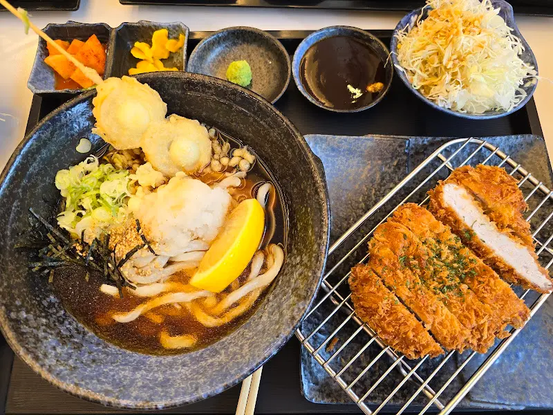 푸짐하게 담긴 붓가케 우동