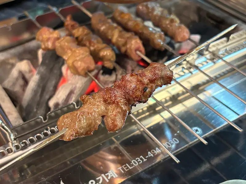 노릇하게 익은 양꼬치의 자태