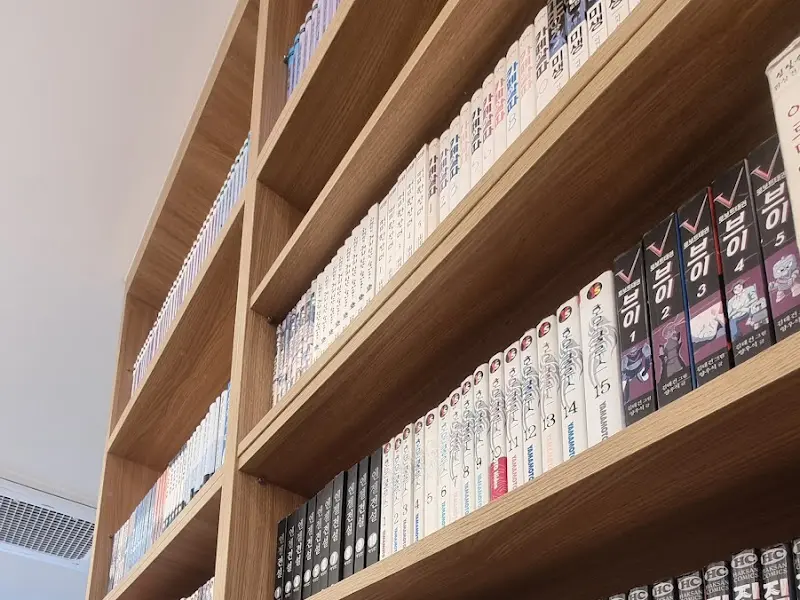 카페 내부 만화책 책장