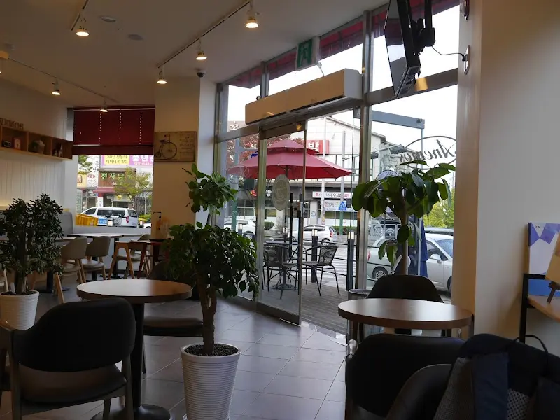 카페 내부 전경