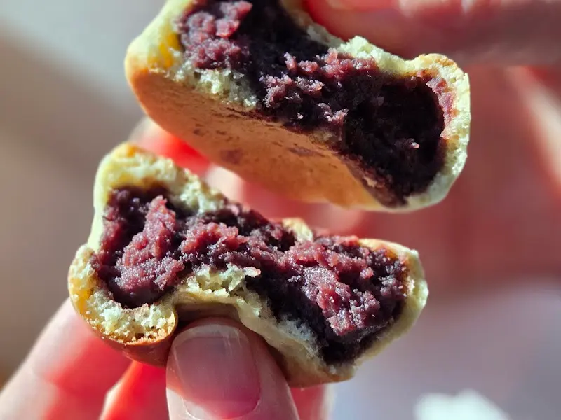 손으로 쪼갠 황남빵의 팥앙금이 꽉 차 있는 모습