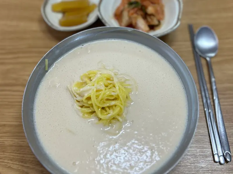 심플하지만 깊은 맛이 느껴지는 콩국수