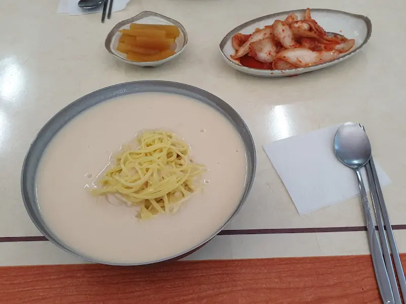 콩국수와 환상적인 조합을 자랑하는 김치와 단무지