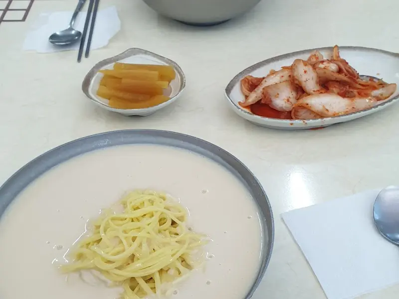 깔끔하게 비워낸 콩국수 그릇