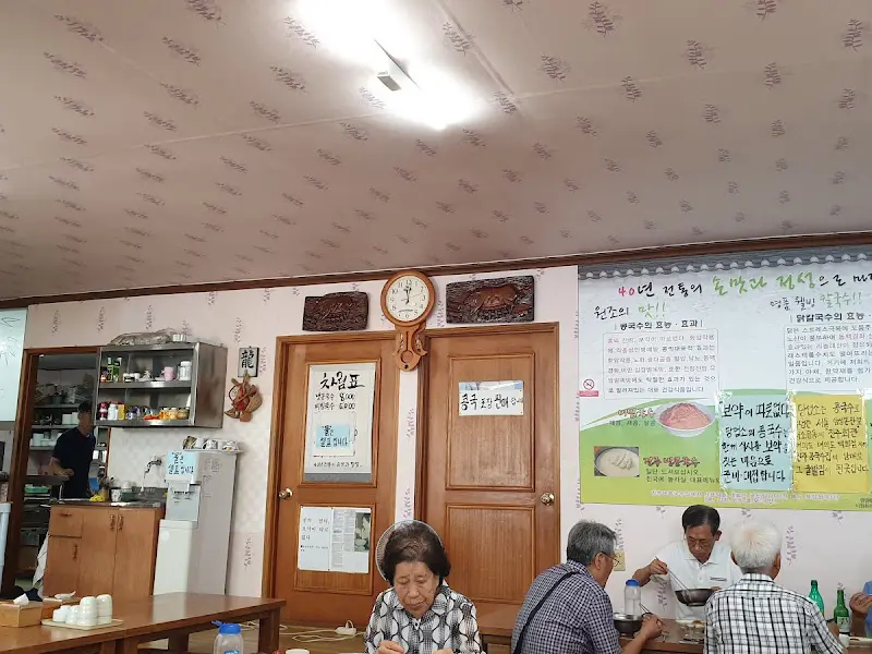 정겨운 분위기의 식당 내부