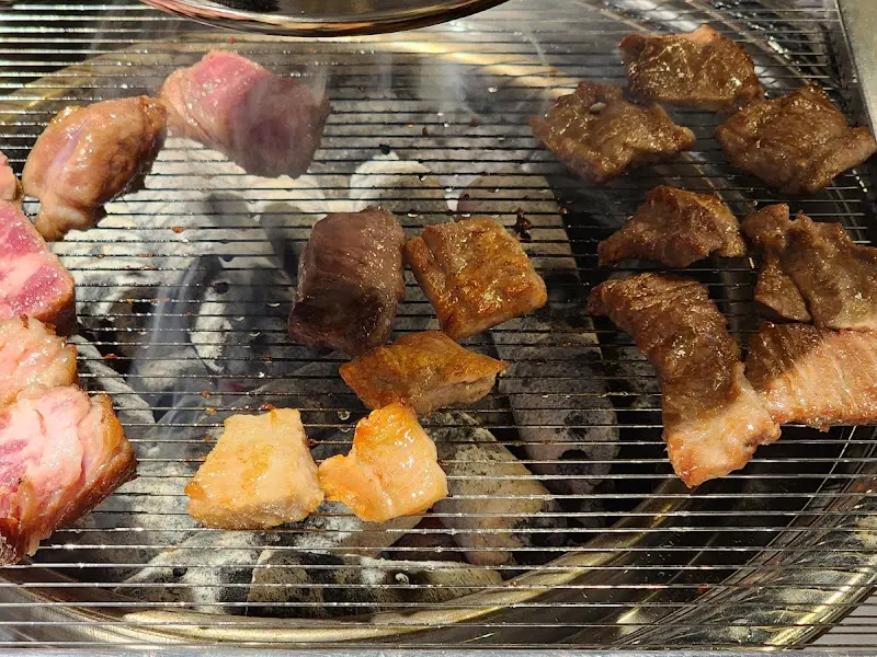 숯불 위에서 익어가는 이베리코 흑돈