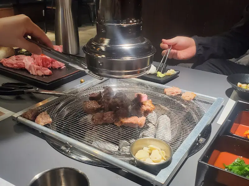 고기를 굽는 모습