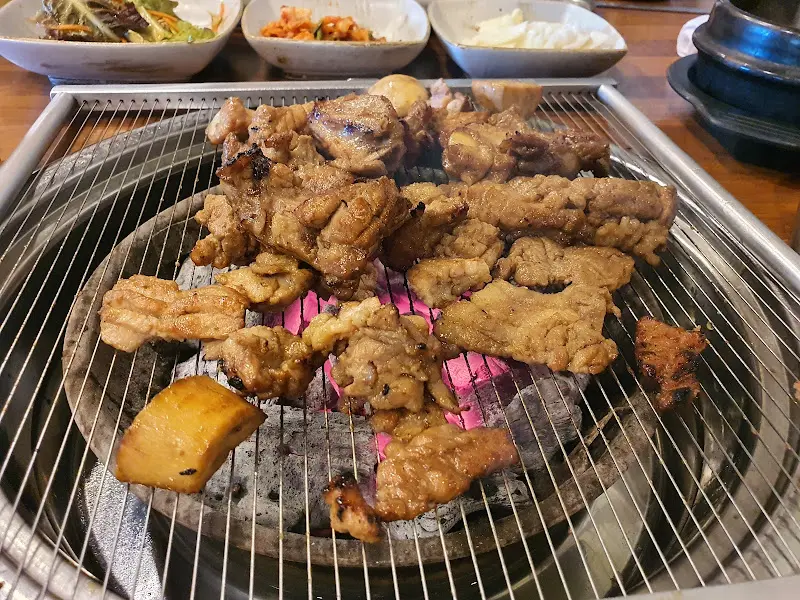 숯불 위에서 맛있게 익어가는 돼지갈비