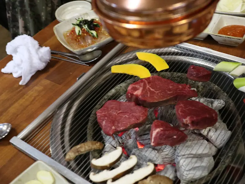 한우 안심을 구워먹는 모습