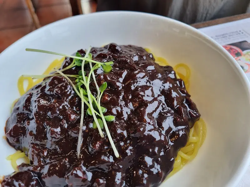 윤기가 흐르는 짜장면