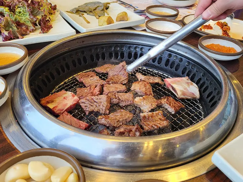 숯불 위에 구워지는 소 양념갈비