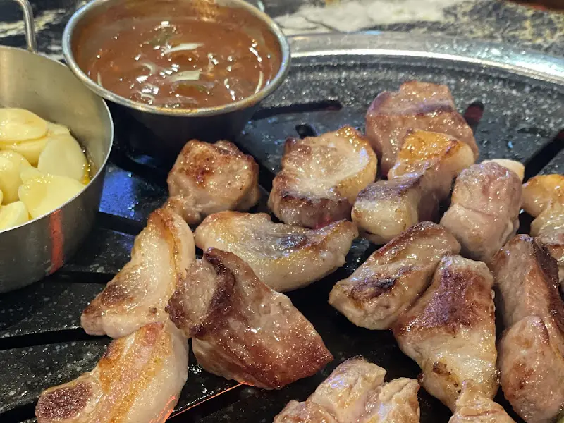 불판 위 돼지고기