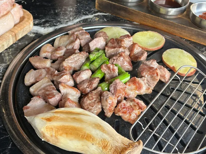 불판 위의 돼지고기