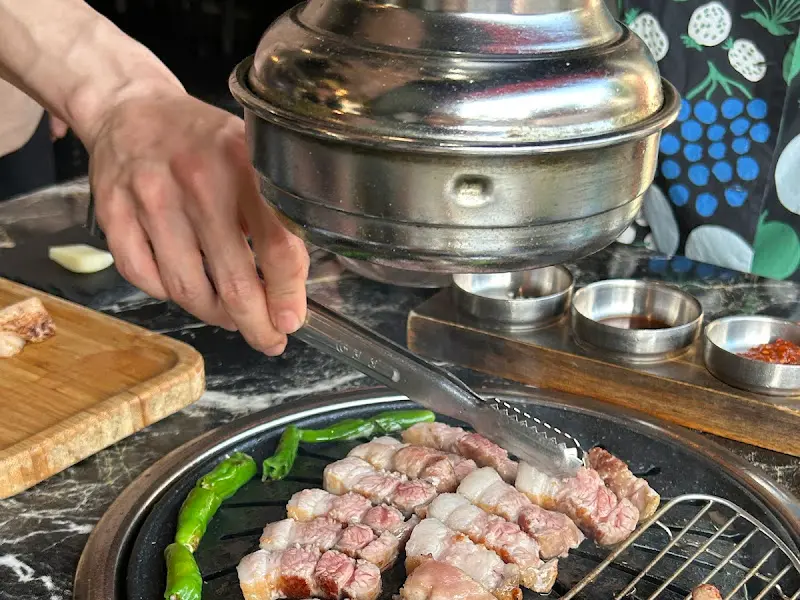 고기 구워주는 직원