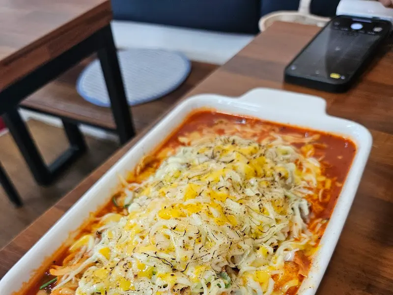 치즈가 듬뿍 올려진 국물 떡볶이