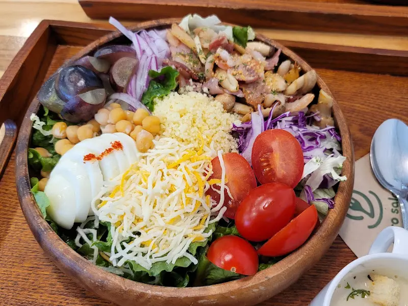 다양한 토핑이 올라간 샐러드