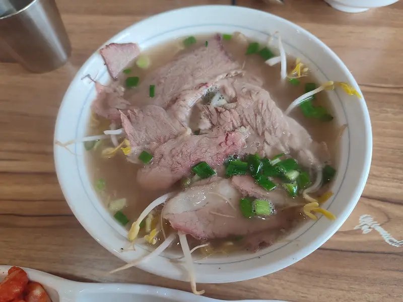 고기가 듬뿍 들어간 쌀국수