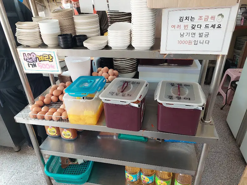 김치, 계란, 단무지 셀프 코너