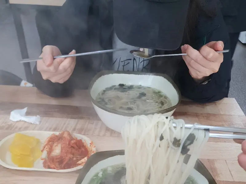 잔치국수 식사 장면