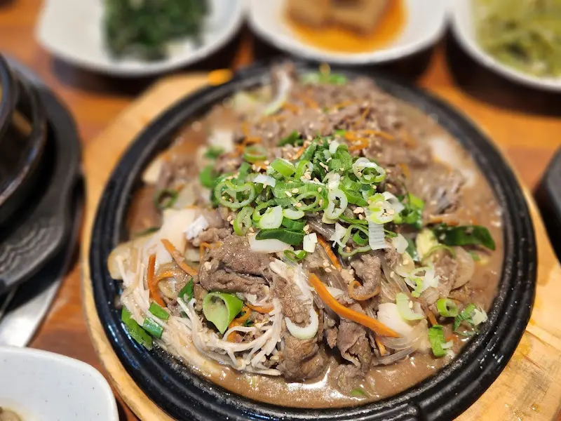 다 익은 철판 요리에서 김이 모락모락 피어오르는 모습