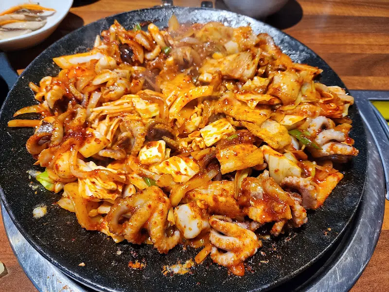 매콤한 양념에 볶아진 쭈꾸미와 삼겹살