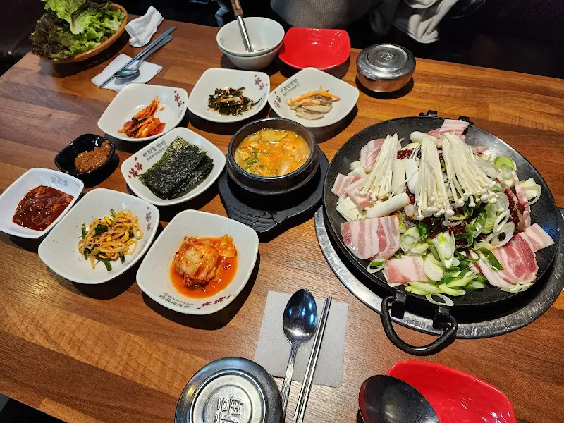 다양한 반찬과 쌈채소, 메인 요리가 한 상 가득 차려진 모습