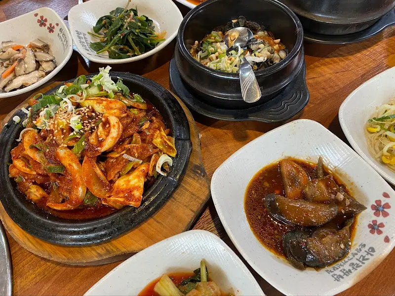 윤기가 흐르는 제육볶음과 된장찌개