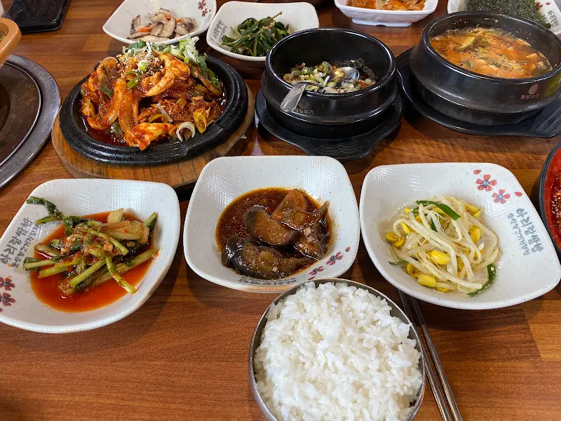 한 상 가득 차려진 쌈밥 정식