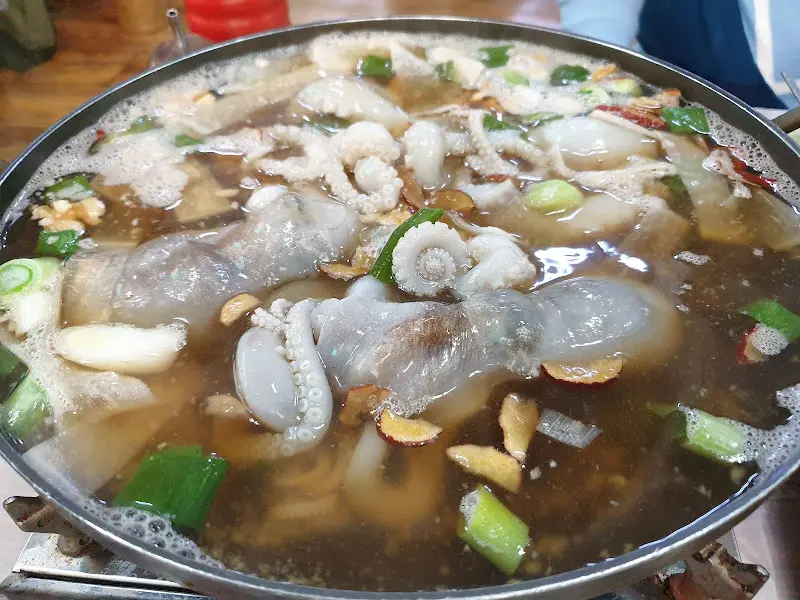 연포탕에 문어를 넣고 끓이는 모습