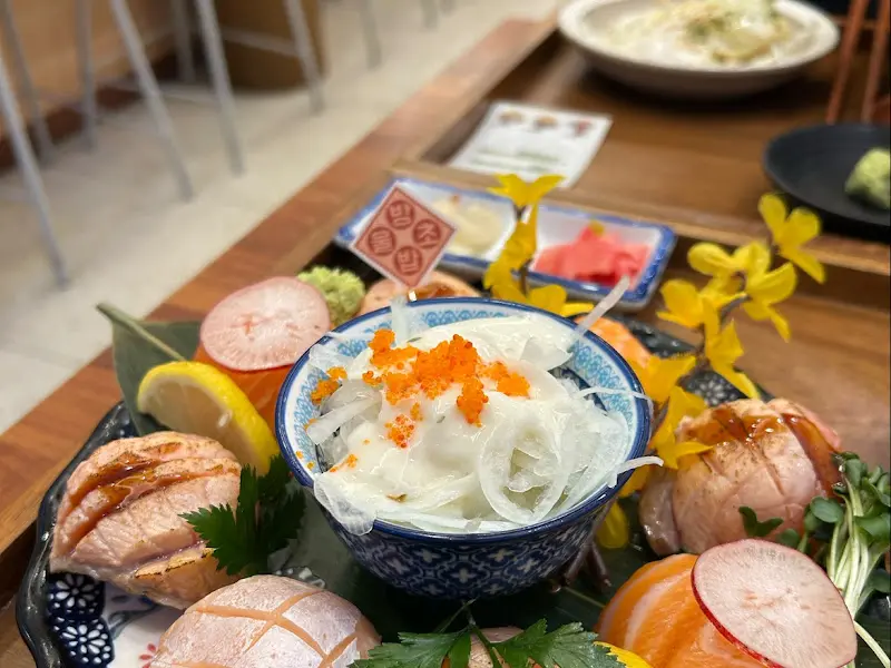 꽃망울 연어초밥의 아름다운 자태