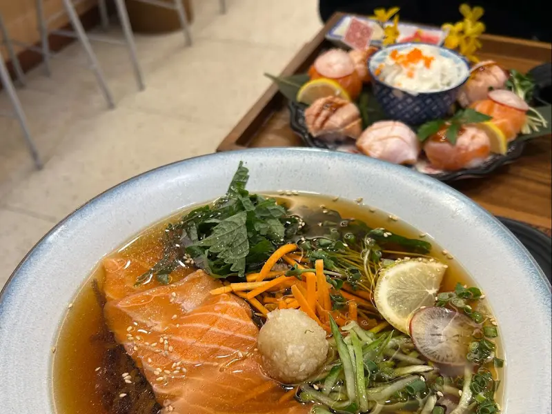 연어덮밥의 풍성한 비주얼