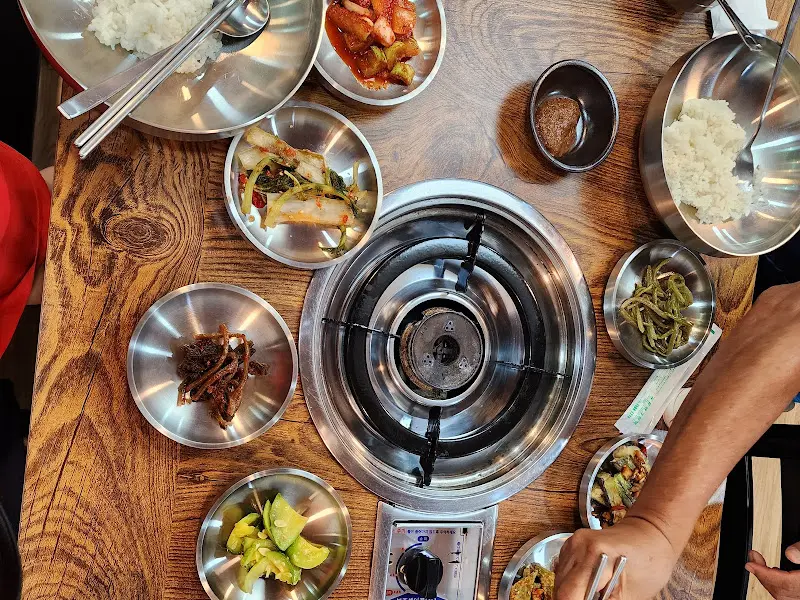 정갈하게 담긴 반찬들