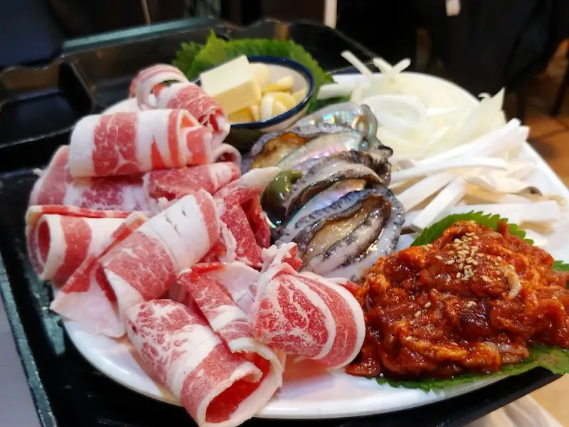 전복, 우삼겹, 오리 삼합의 아름다운 자태