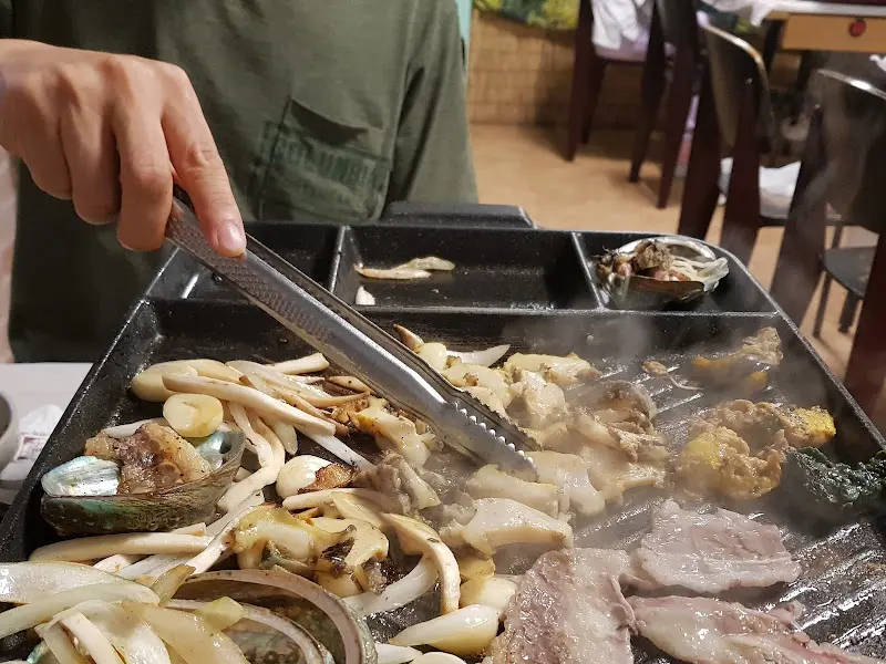 삼합을 구워 먹는 모습