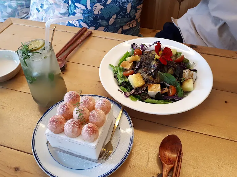 샐러드 국수, 복숭아 케이크, 청귤청 모히또