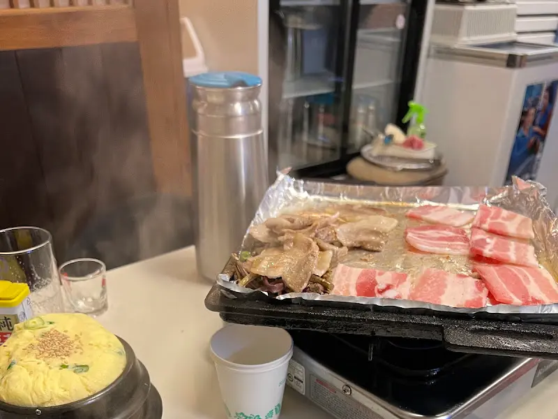 냉동 삼겹살과 김치를 함께 구워 먹는 모습