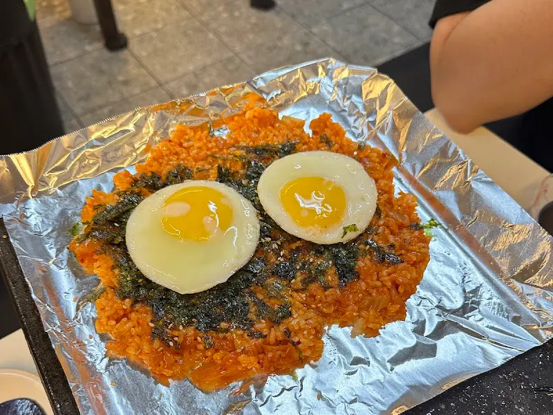 볶음밥 위에 올라간 반숙 계란 프라이