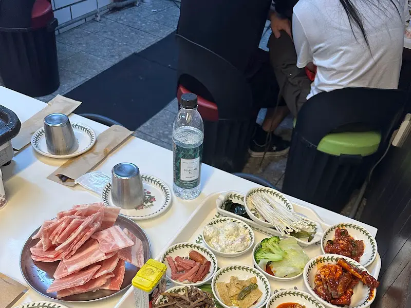 푸짐하게 차려진 냉삼 한 상 차림