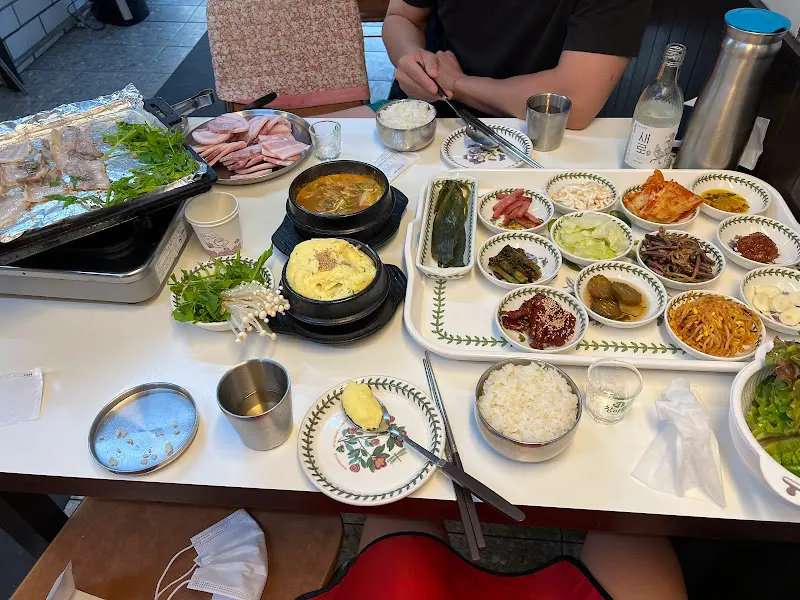 테이블 가득 차려진 음식들