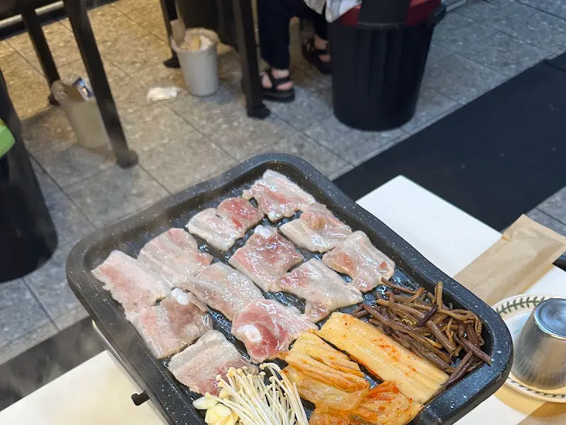 불판 위에서 익어가는 냉삼