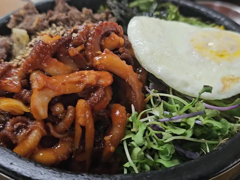 돌솥 안에서 지글거리는 낙지불고기의 향연