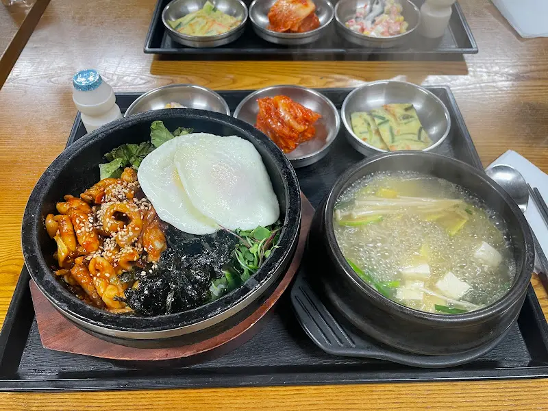 윤기가 자르르 흐르는 낙지불고기 돌솥밥