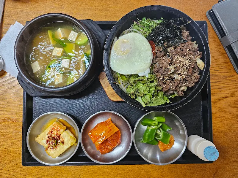 깔끔하게 차려진 한 상