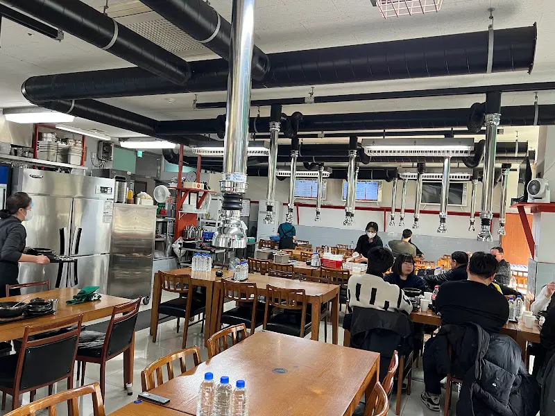 활기 넘치는 식당 내부