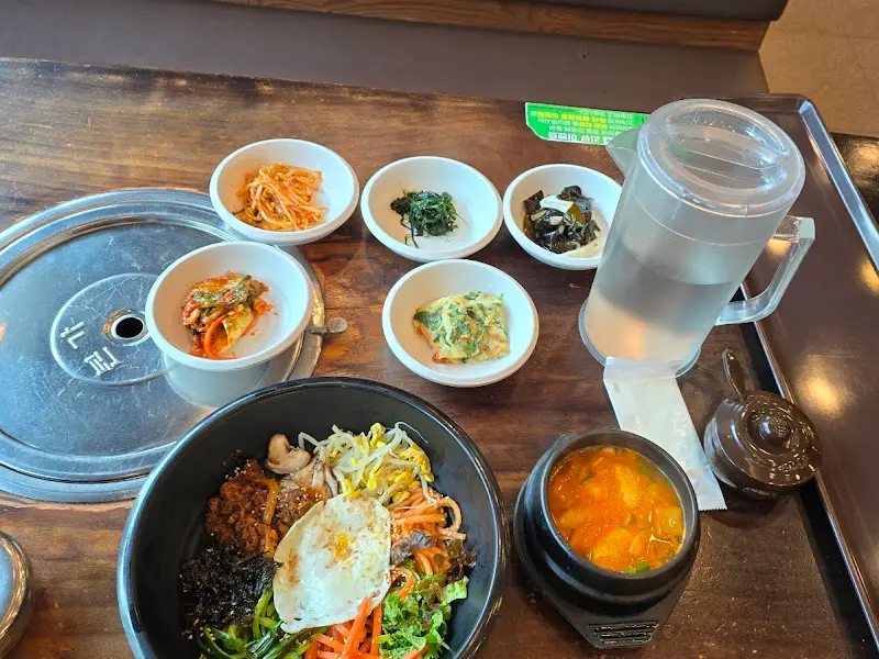 비빔밥과 된장찌개, 그리고 다양한 밑반찬