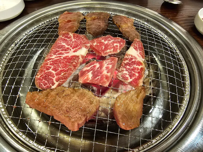 숯불 위에 구워지는 고기